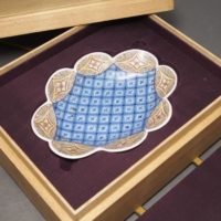【珍品】鍋島焼 七宝文色絵変形小皿 合箱