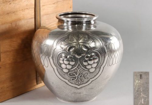 【純銀刻】銀製 在銘 打出柘榴葡萄文 花瓶