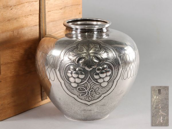 【純銀刻】銀製 在銘 打出柘榴葡萄文 花瓶