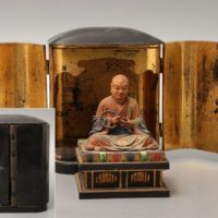 仏教美術 木彫 着彩 日蓮聖人座像 内金黒塗厨子付属