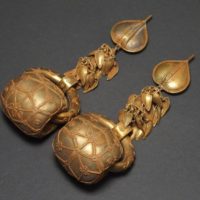 朝鮮美術 古墳時代 五～六世紀 王冠飾 金色耳飾 一対 重量110.5g 箱付属