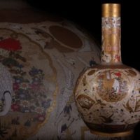 【大作】薩摩 金襴手 蝶花鳥軍配団扇図 鶴首 花器