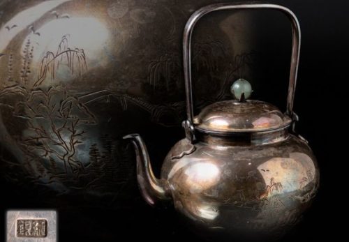 【純銀刻】翡翠摘花蝶図蓋 山水図 銀瓶