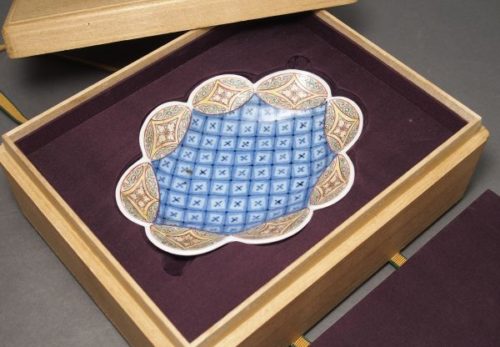 【珍品】鍋島焼 七宝文色絵変形小皿 合箱