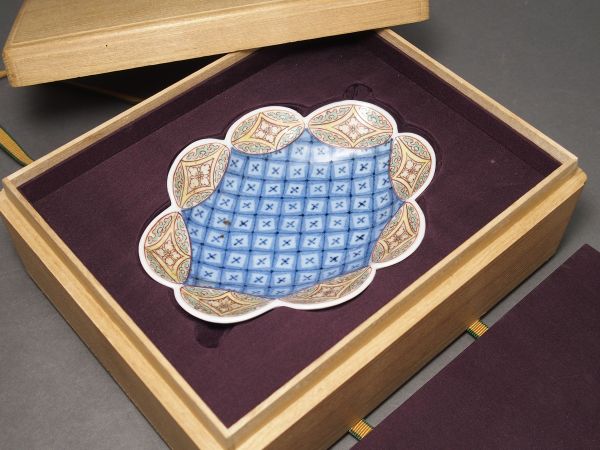 【珍品】鍋島焼 七宝文色絵変形小皿 合箱