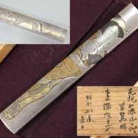 武具 銀銅地容彫 色絵 春画図 花抱篠山二代 田中篤明 花押入 小柄 重量29.5g 合箱