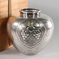 【純銀刻】銀製 在銘 打出柘榴葡萄文 花瓶