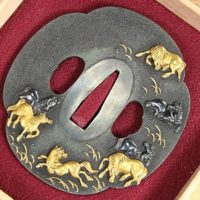 武具 銅地 魚々子地鍍金盛上馬図 木瓜形 奈良派鐔 合箱
