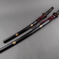 武具 黒塗桐紋蒔絵鞘 鉄地鍍金桐紋透紋様入鍔 鍍金桐紋縁頭 白鮫肌柄 大小拵