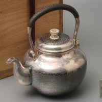 【純銀刻】松阪屋製 菊摘蓋 鎚目 銀瓶