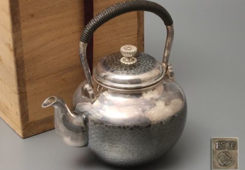 【純銀刻】松阪屋製 菊摘蓋 鎚目 銀瓶