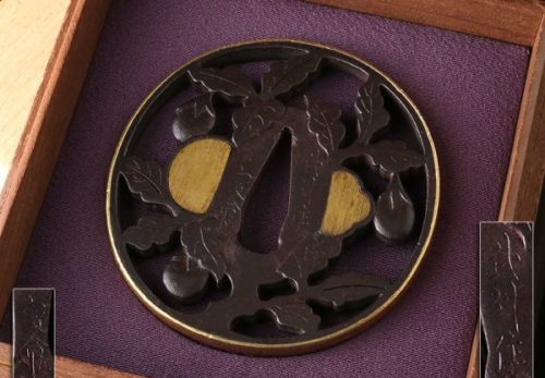 【鐔工 武州伊藤派 図録掲載品】江戸時代中期 武州住 家命銘 鉄地 長方形 地透 肉彫 糸透 茄子図鐔