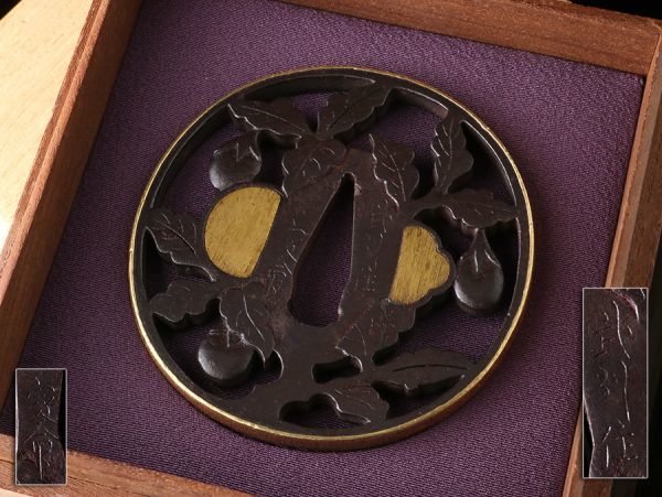 【鐔工 武州伊藤派 図録掲載品】江戸時代中期 武州住 家命銘 鉄地 長方形 地透 肉彫 糸透 茄子図鐔