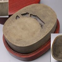 書道具 山水楼閣図彫 池形墨池 端渓硯 重量3.7kg 唐木蓋台座付属