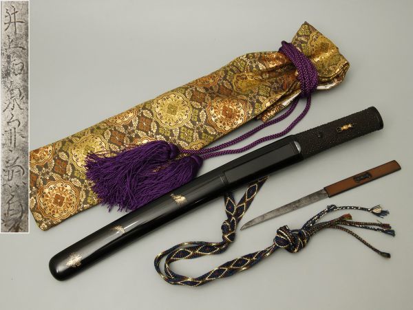 武具 短刀 拵え 井上和泉守兼貞銘 赤銅魚子地小柄 黒漆塗角象嵌鞘 三鈷杵形目貫柄