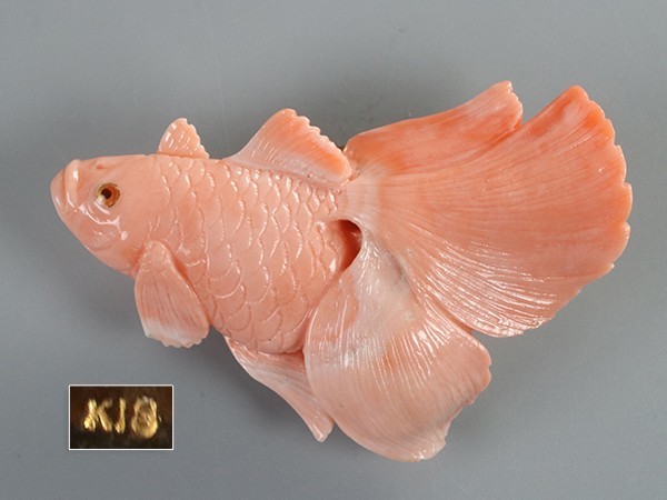金具K18刻 珊瑚 金魚図 帯留