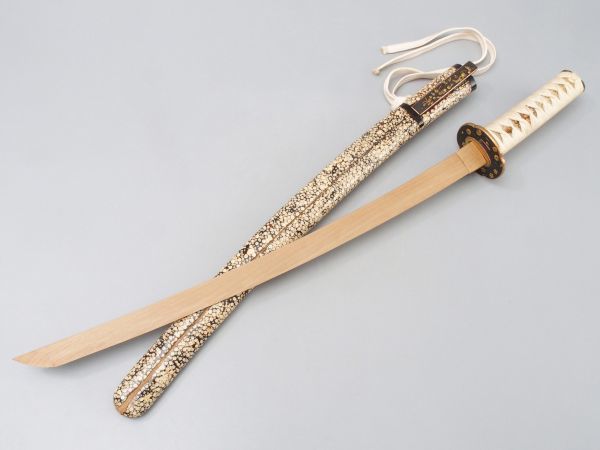 武具 拵え 鮫皮研出鞘 銅魚々子地鍍金菊花紋木瓜形両櫃鍔 銅魚々子地鍍金草花昆虫図小柄 縁頭 獅子目貫白鮫肌柄