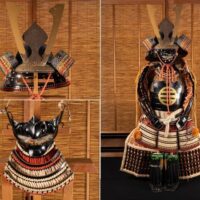 【等身大甲冑】藩大菩薩前立兜 内朱黒塗鉄地面頬 黒塗丸に三つ引き紋胴 鎧櫃付属