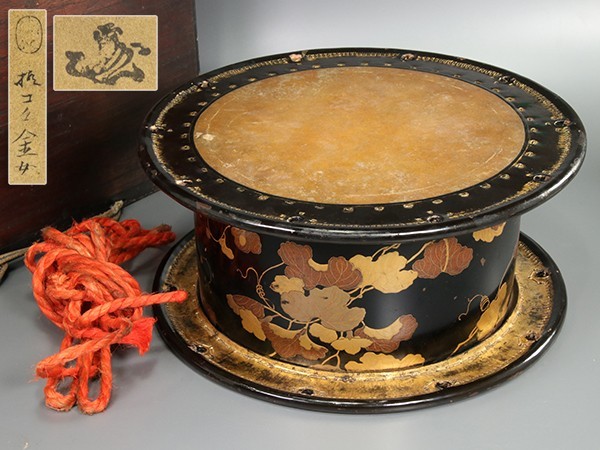 和楽器 黒塗葉蒔絵胴 皮在銘 附締太鼓 締太鼓台 箱付属