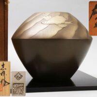 金工家【根箭忠緑】造 白銅花瓶「雄飛」飛魚図 幅21.2cm 共箱付属