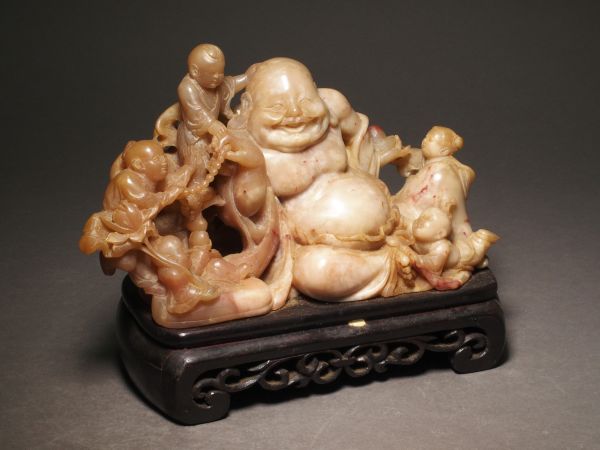 中国美術 鶏血石 布袋と唐子 置物 唐木台座付属