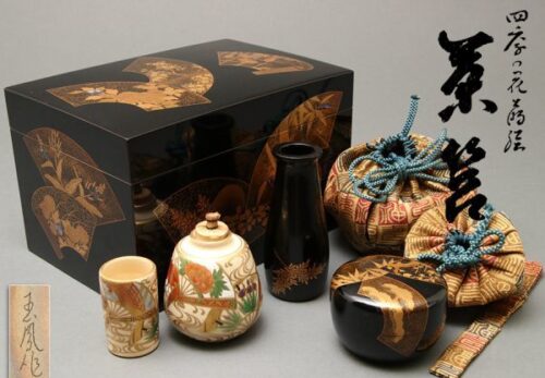 茶道具 四季の花蒔絵 茶箱 茶道具一式 平野玉鳳作 棗・金彩色絵 扇図 振出 茶巾筒 等 合箱