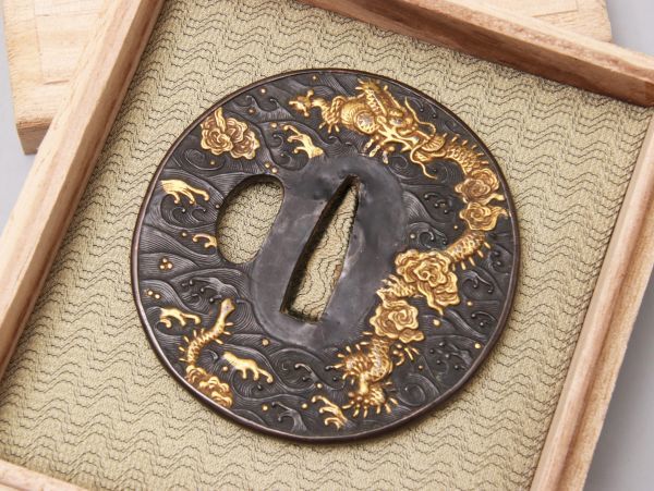 武具 鍍金 龍波図 片櫃 覆輪付 鍔 合箱