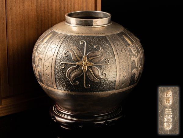 【純銀刻】三越製 打出 紋様入 壷 重量483.0g 台座付属 合箱