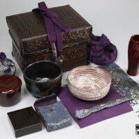茶道具【国弘】作 花唐草蒔絵 煤竹編御所籠 三島手茶碗・瓢箪茶入・香合・茶筅筒 他 和田鱗司箱付属